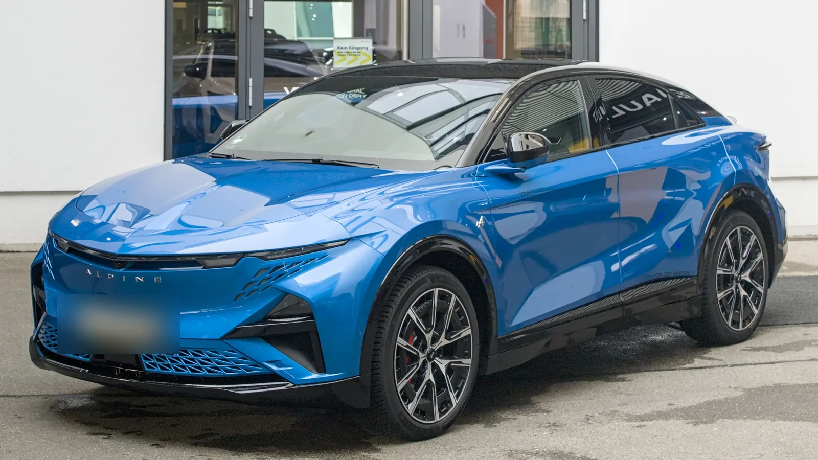 Alpine A390 bleue garée devant un bâtiment, vue de trois quarts avant