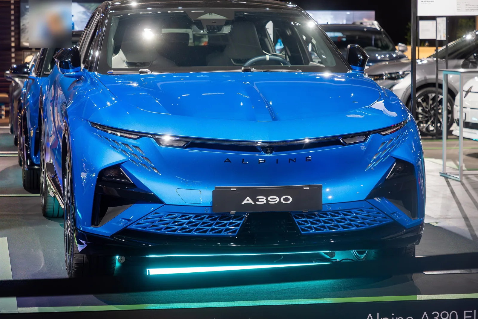 Alpine A390 bleue exposée au salon Auto Zürich 2025, vue de face