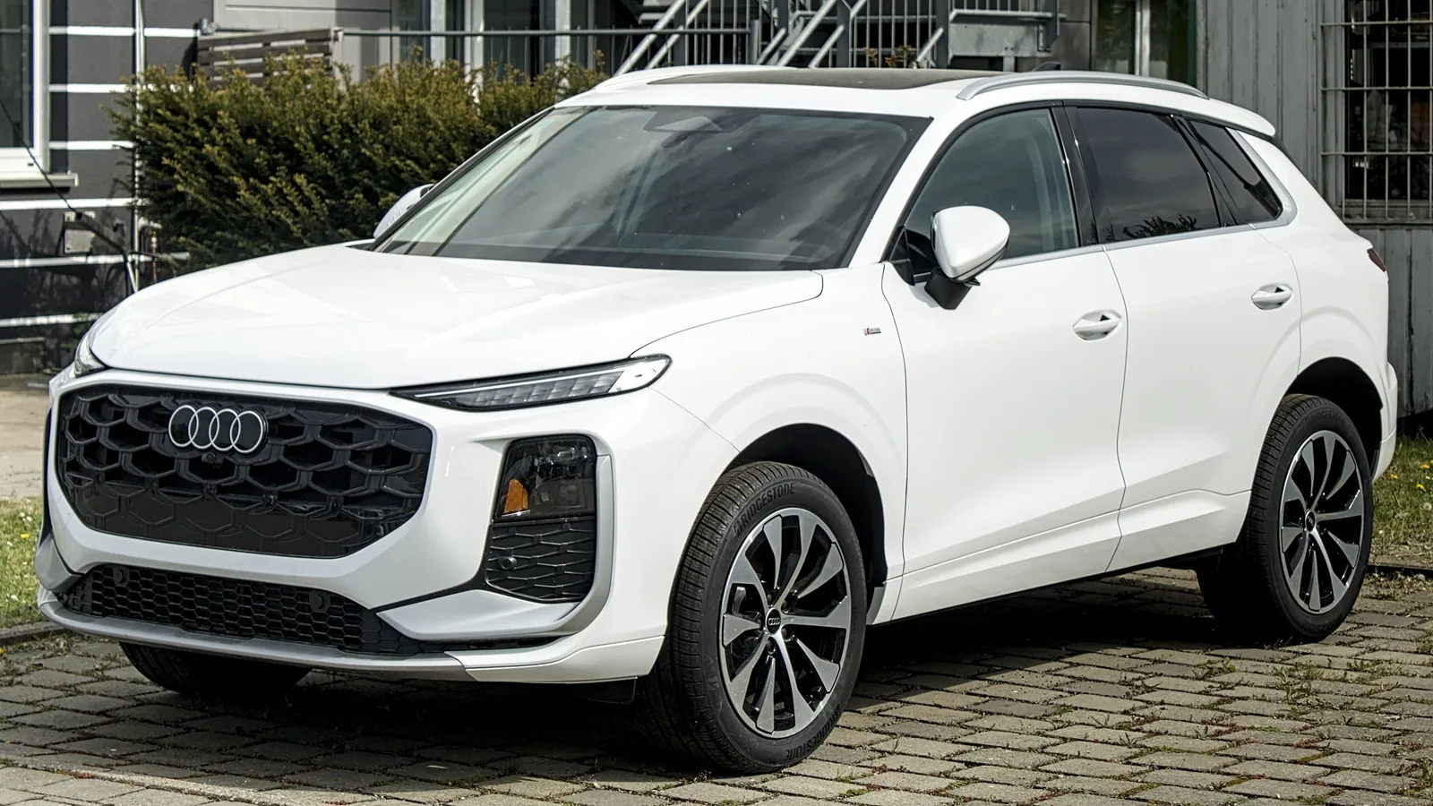 Audi Q3 de troisième génération blanc garé, vue de trois quarts avant