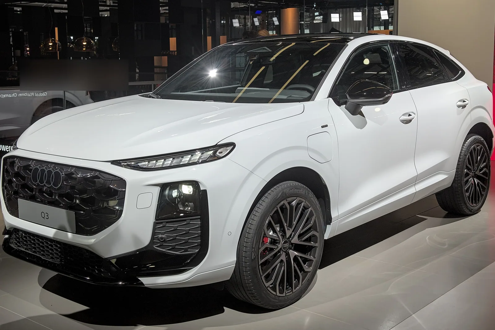 Audi Q3 Sportback de troisième génération blanc exposé à l’IAA 2025