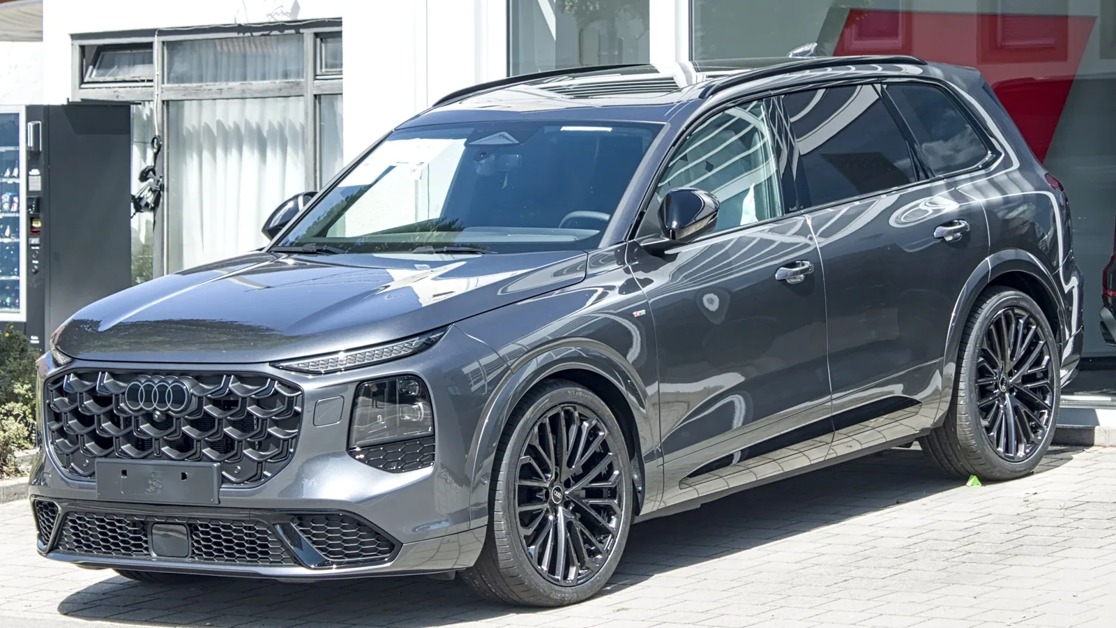 Audi Q7 de troisième génération gris garé, vue de trois quarts avant