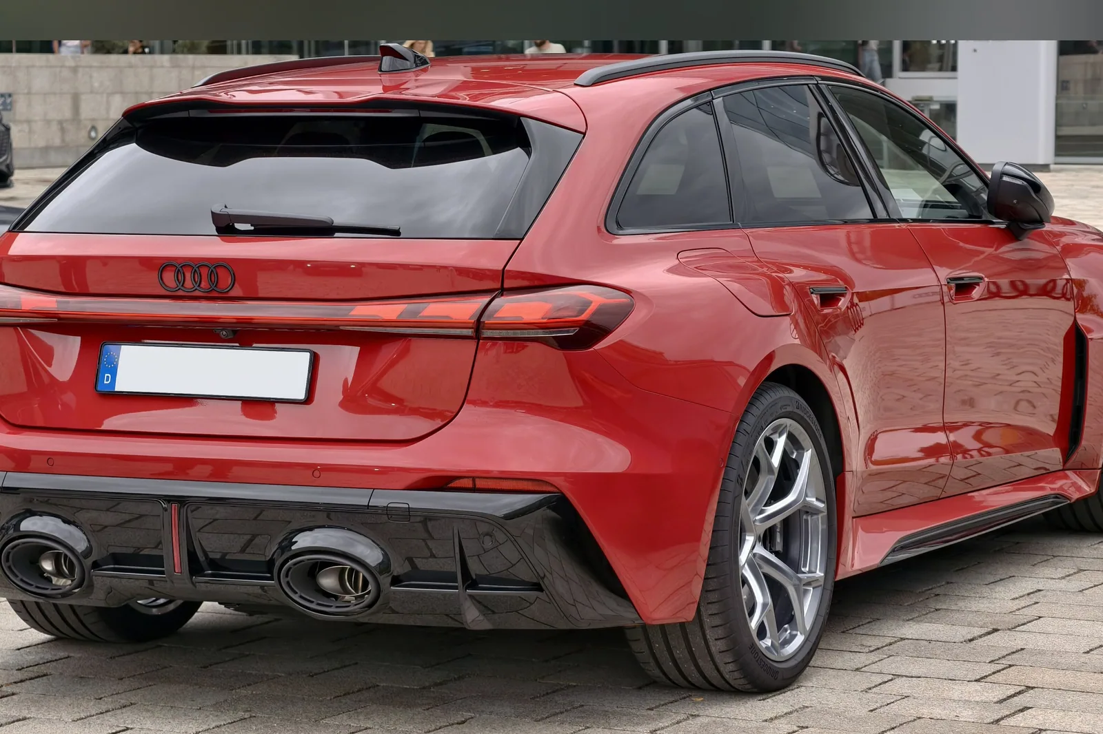Audi RS 5 Avant rouge de 2026 vue de l’arrière