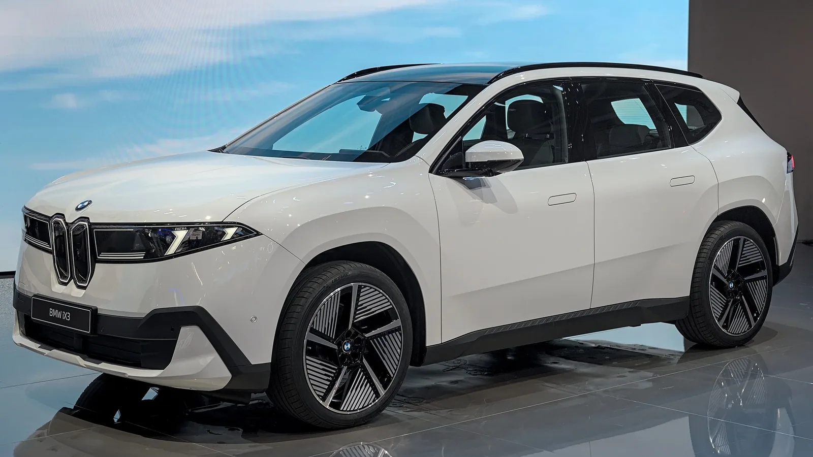 BMW iX3 Neue Klasse blanc exposé à l’IAA de Munich 2025, vue de trois quarts avant