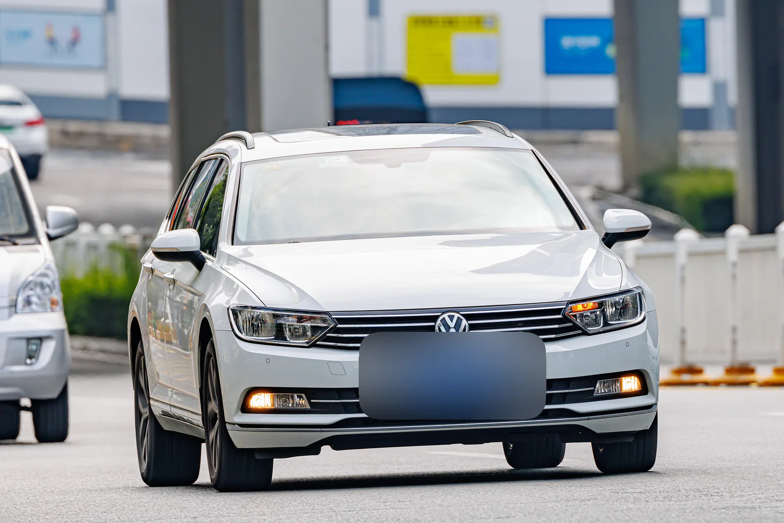 Volkswagen Passat Variant B8 blanche roulant en ville, vue de face