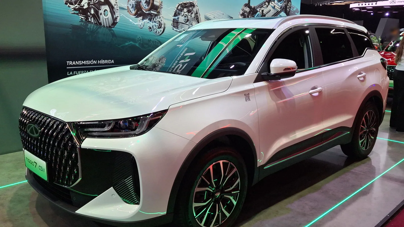 Chery Tiggo 7 CSH (Chery Super Hybrid) blanc exposé dans un salon automobile en 2026, vue de trois quarts avant
