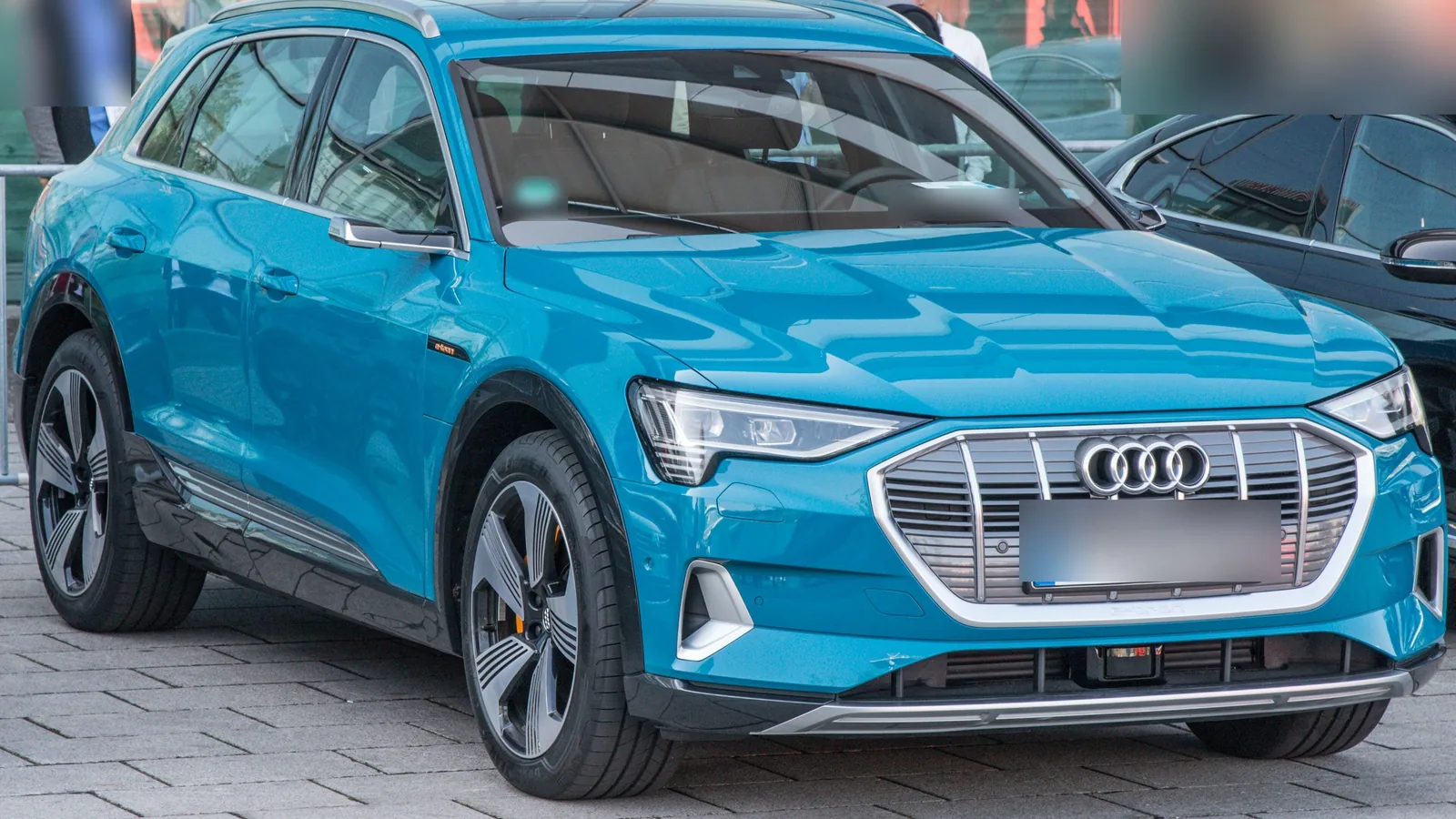 Audi e-tron 55 quattro bleu turquoise garé, vue de trois quarts avant