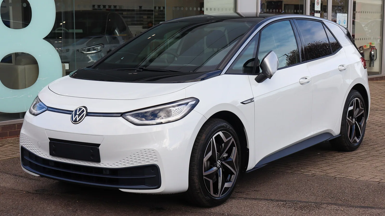 Volkswagen ID.3 grise de 2020 garée, vue de trois quarts avant