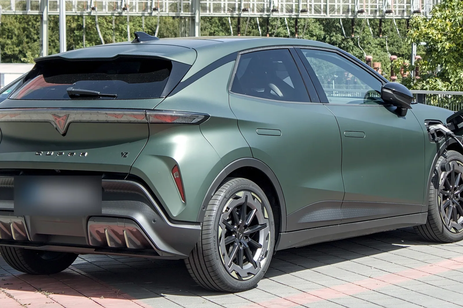 Cupra Raval vert mat en charge, vu de l’arrière