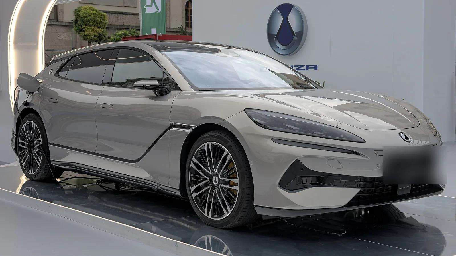 Denza Z9 GT gris clair exposé à l’IAA 2025, vue de trois quarts avant