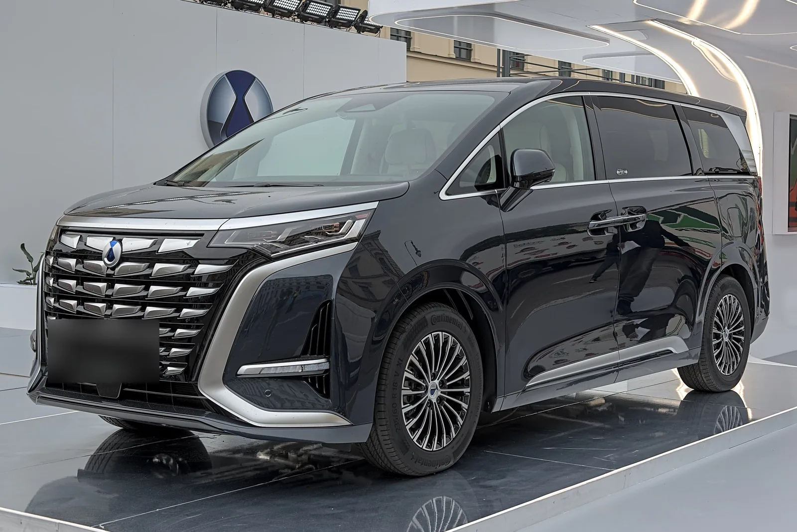 Monospace Denza D9 DM-i noir exposé à l’IAA 2025