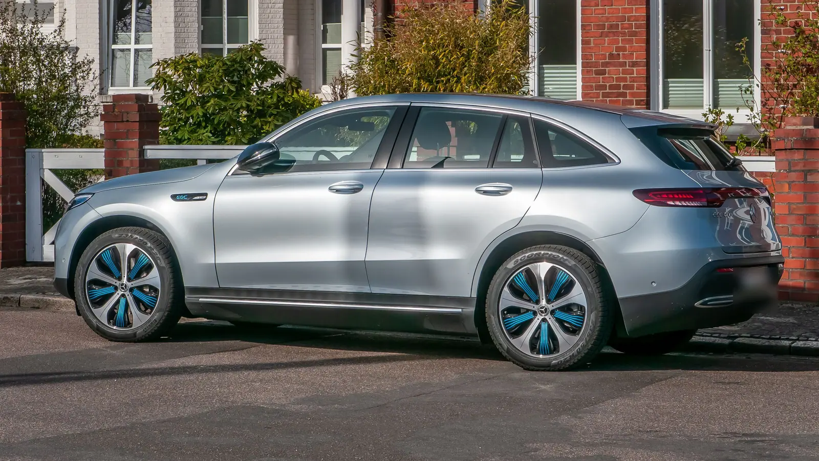 Mercedes-Benz EQC 400 garé dans une rue, vue de trois quarts avant