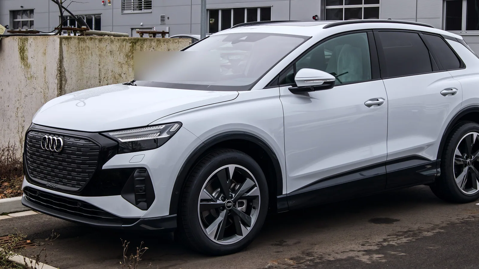 Audi Q4 e-tron 50 quattro garée, vue de trois quarts avant