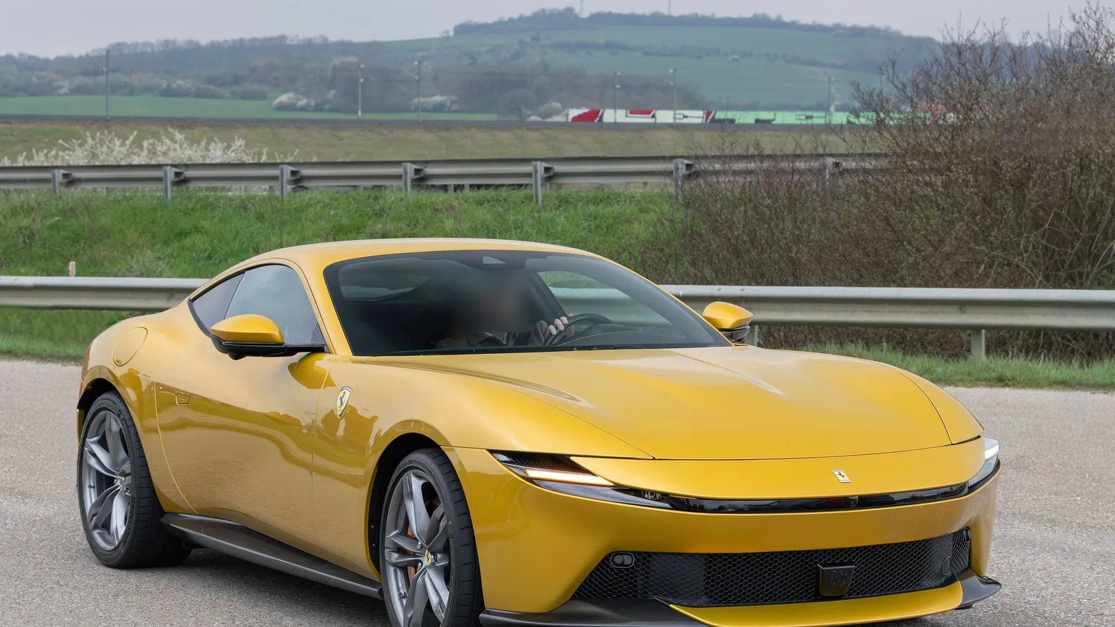 Ferrari Amalfi jaune roulant, vue de trois quarts avant