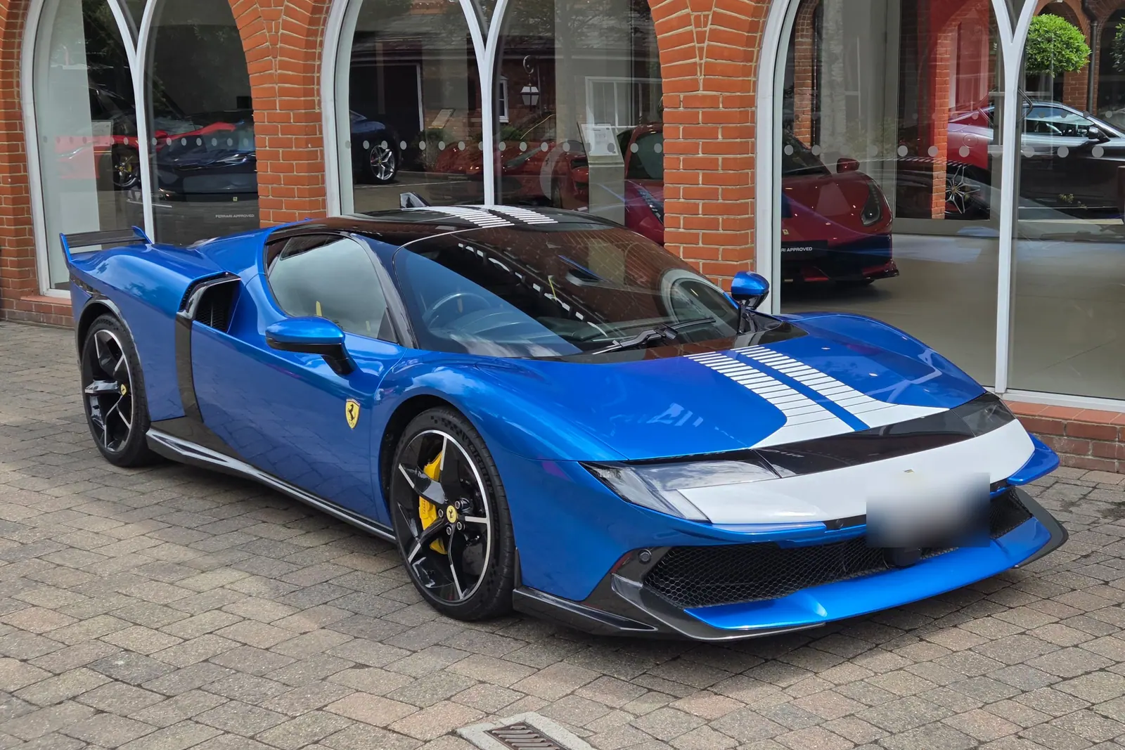 Ferrari 849 Testarossa bleue garée, vue de trois quarts avant