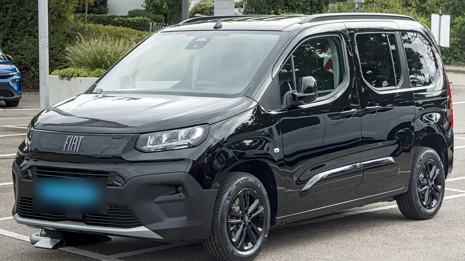 Fiat Qubo L noir garé, vue de trois quarts avant