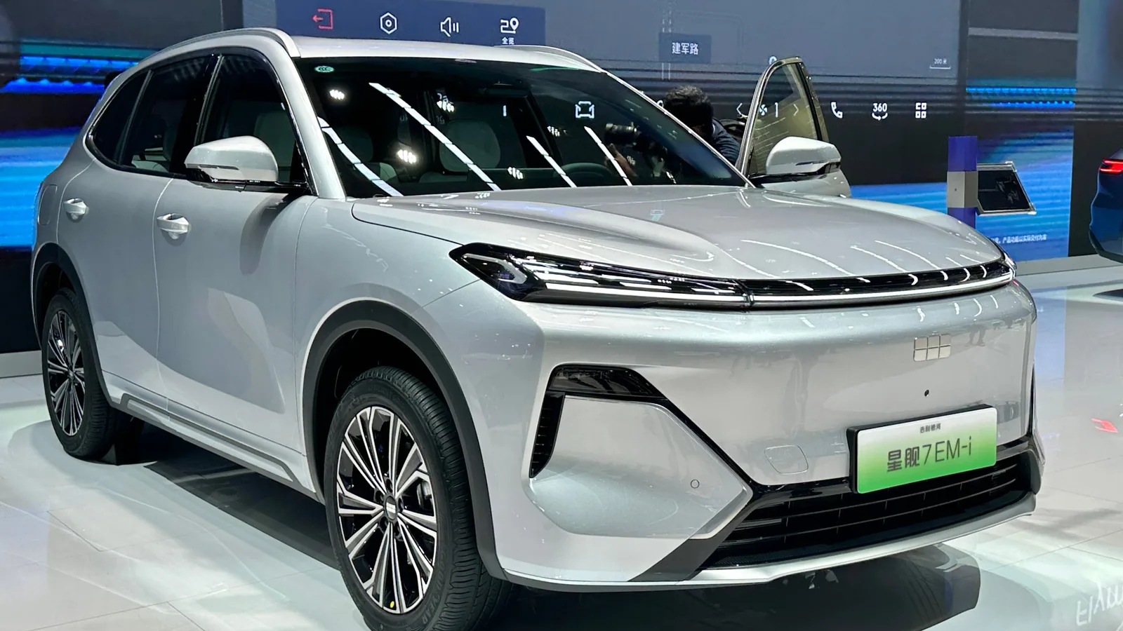 Geely Starray EM-i (Galaxy Starship 7) blanc exposé, vue de trois quarts avant