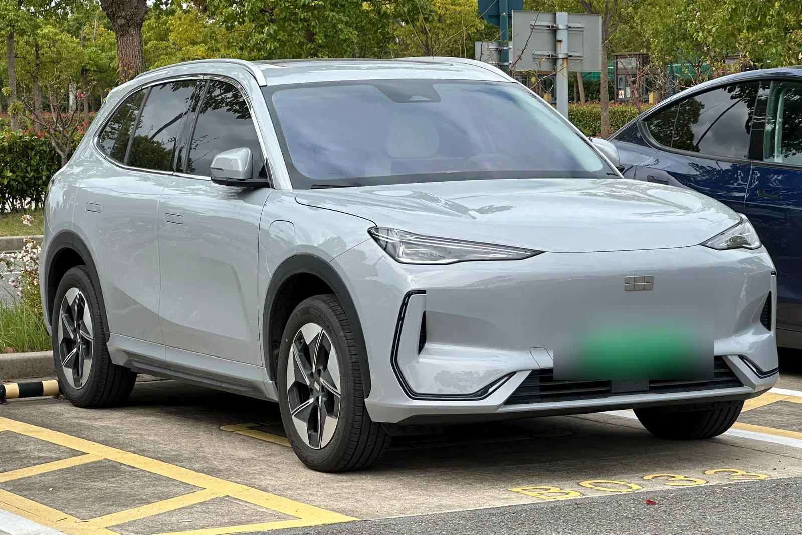 Geely E5 (Galaxy E5) gris clair garé, vue de trois quarts avant