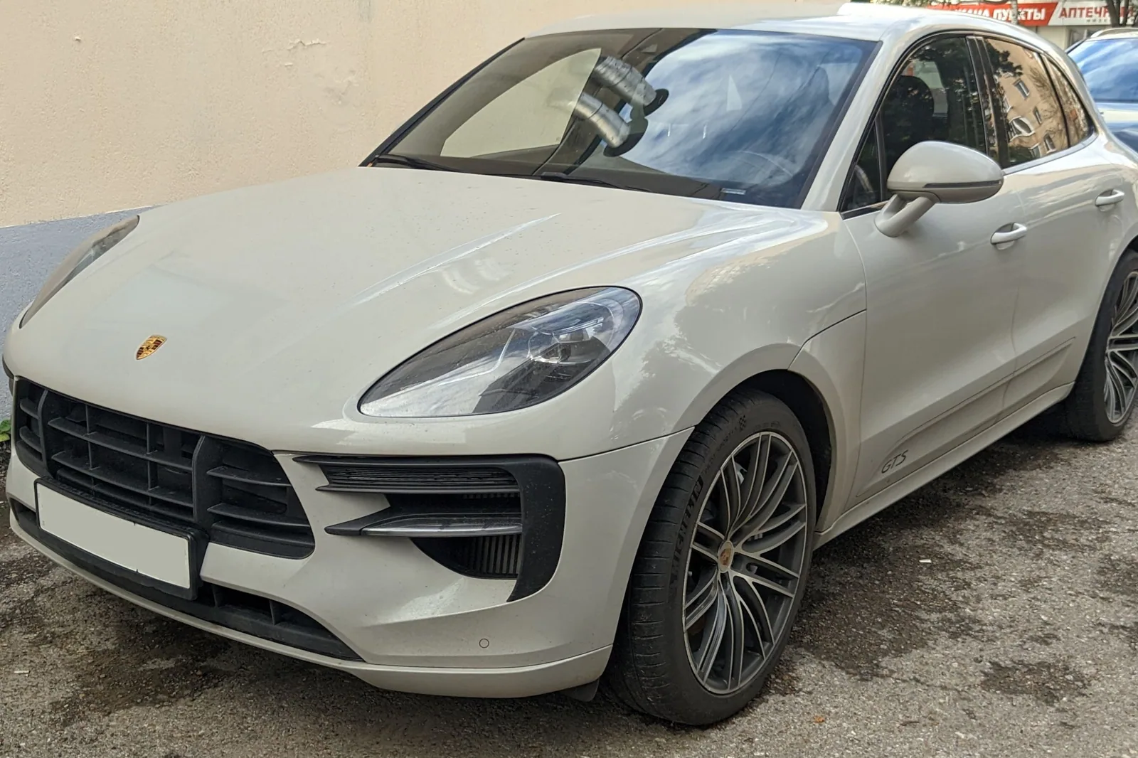 Porsche Macan GTS grise de 2020, vue de trois quarts avant