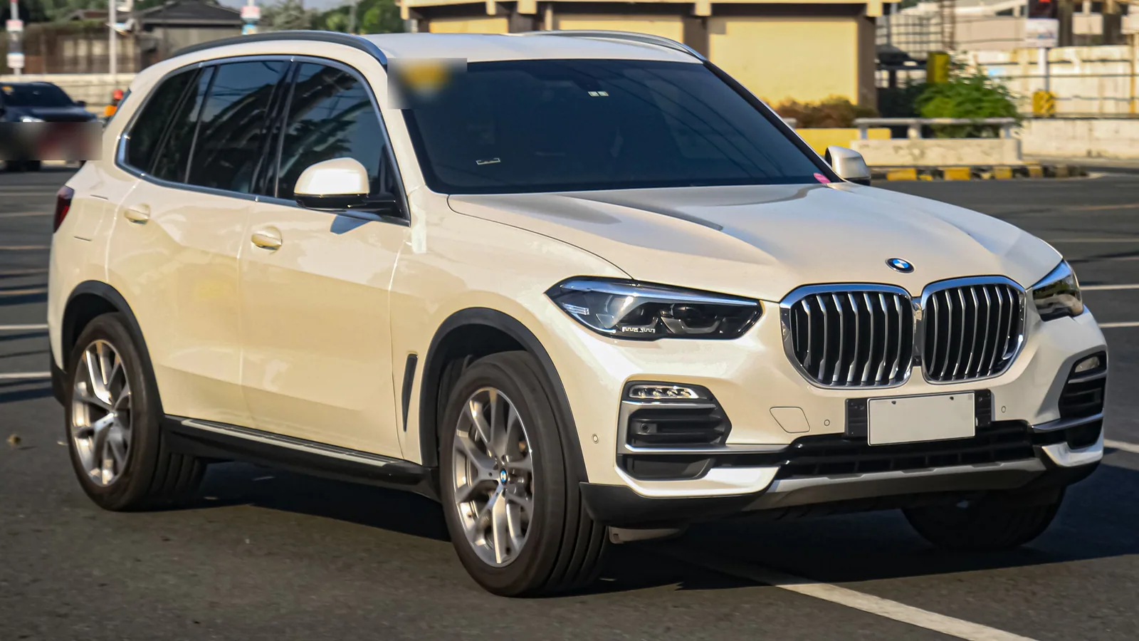 BMW X5 blanc de génération G05 en version xDrive30d, vue de trois quarts avant