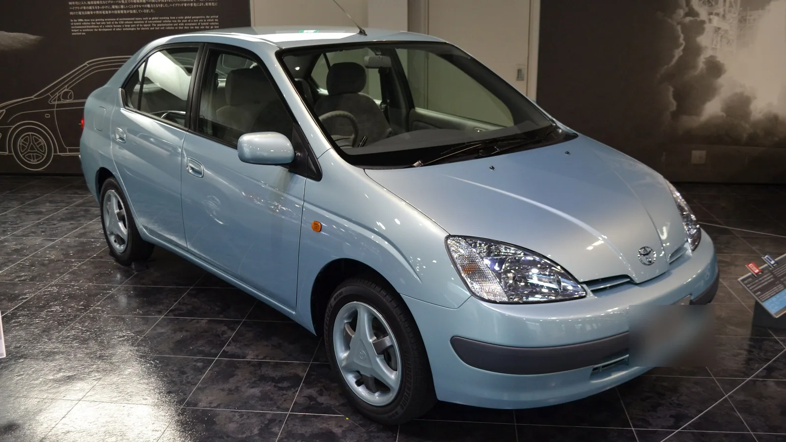 Première Toyota Prius de 1997, berline vert d’eau exposée dans un musée