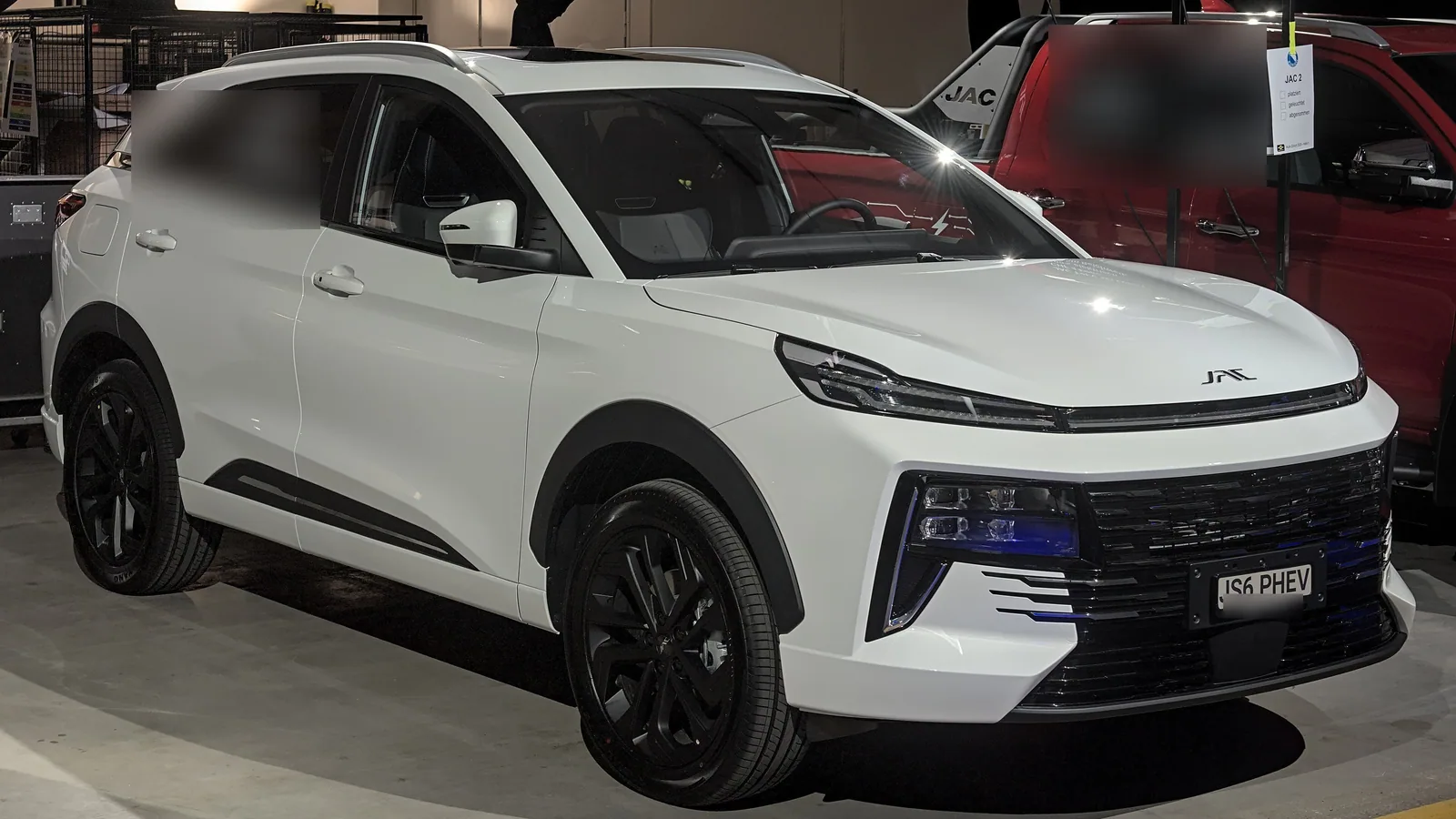 JAC JS6 hybride rechargeable blanc exposé au salon Auto Zürich 2025