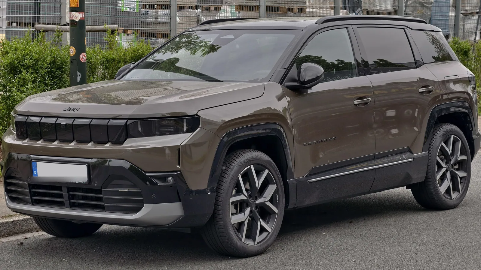 Jeep Compass électrique de troisième génération garé, vue de trois quarts avant