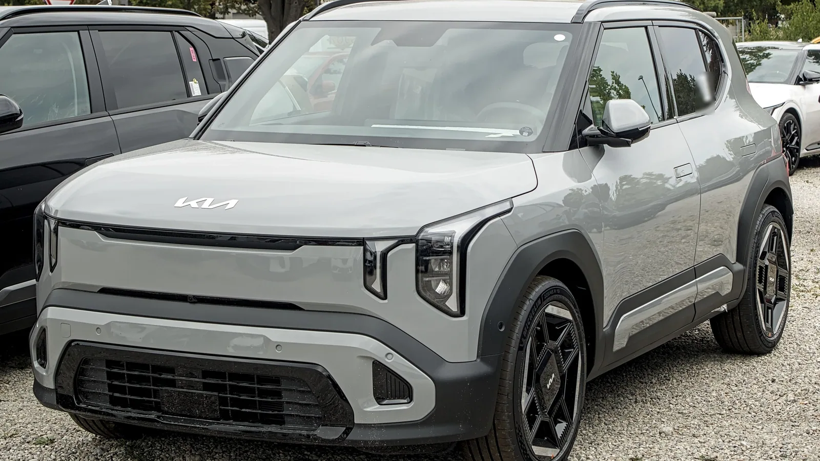 Kia EV2 GT-Line gris garé, vue de face légèrement de côté