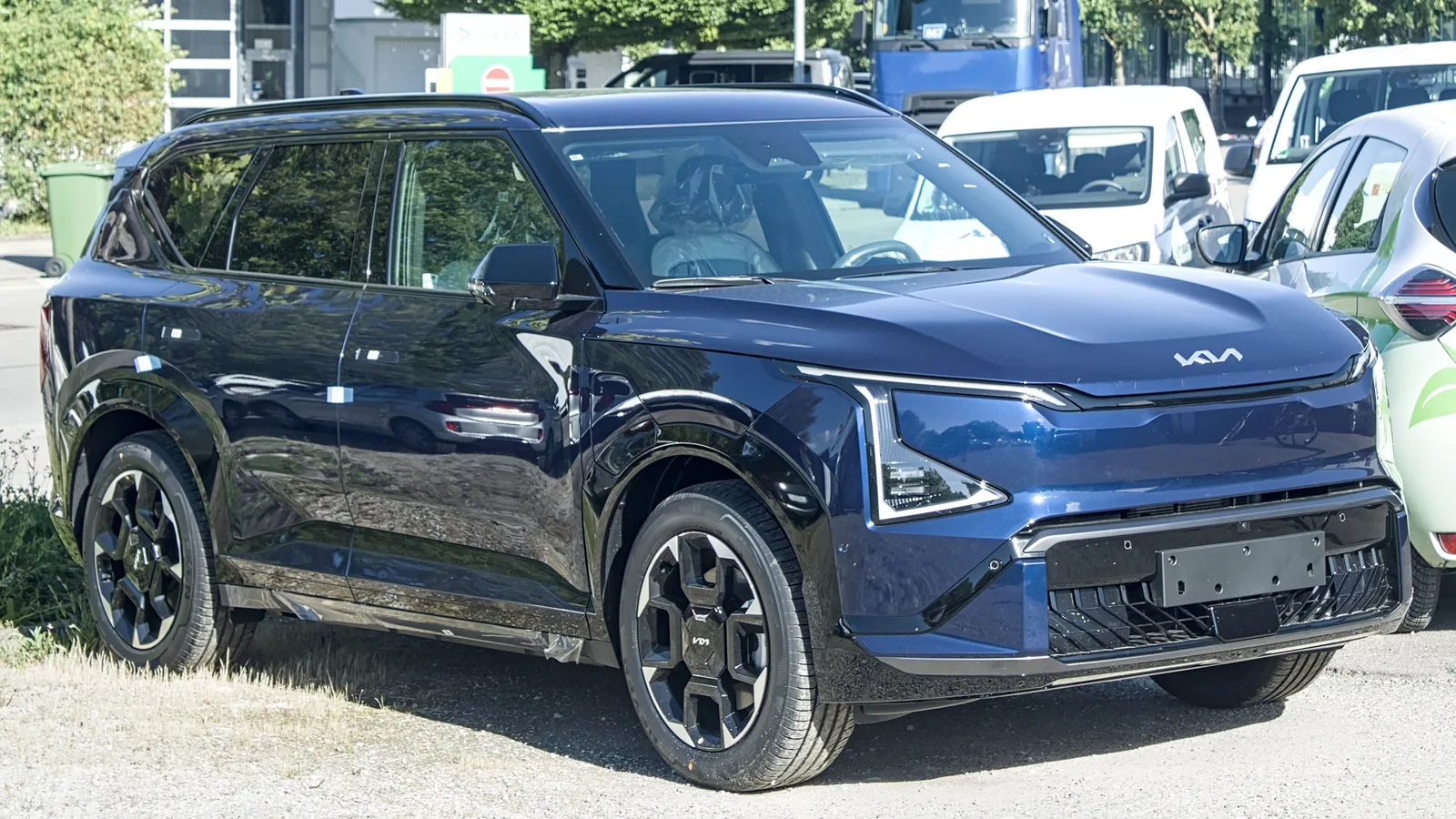 Kia EV5 GT-Line bleu garé, vue de trois quarts avant