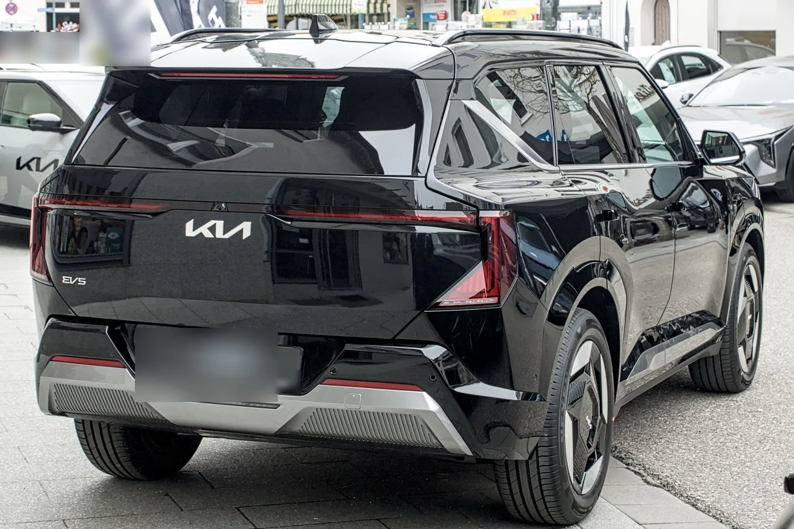 Kia EV5 noir vu de l’arrière, exposé