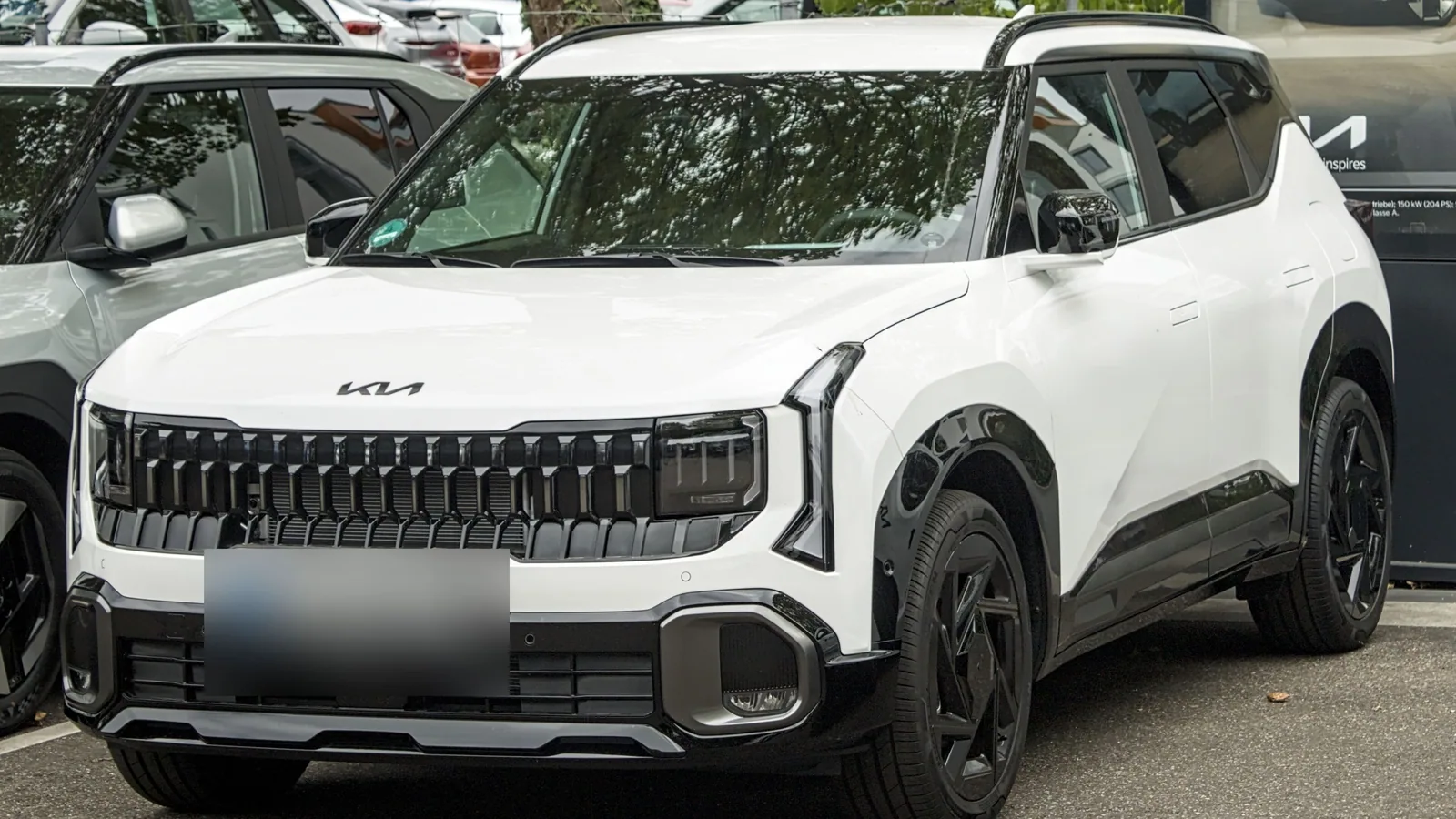 Kia Seltos de deuxième génération blanc garé, vue de face