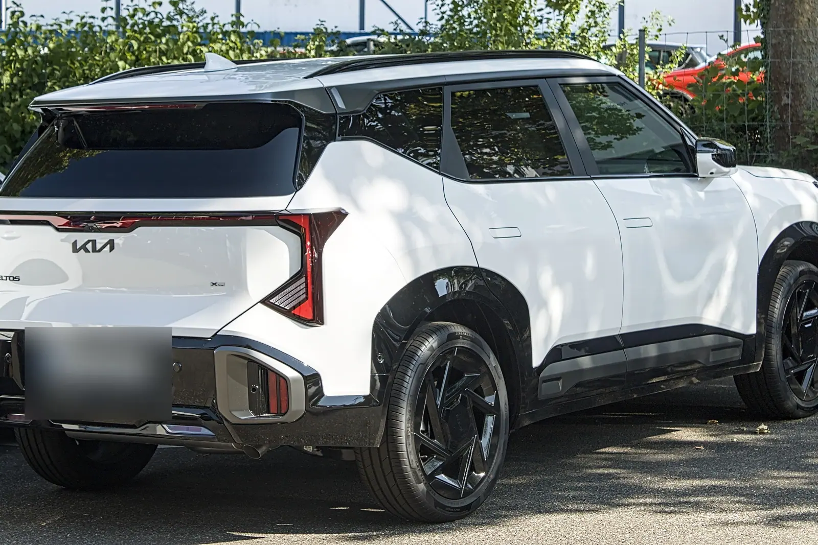 Kia Seltos de deuxième génération blanc vu de l’arrière
