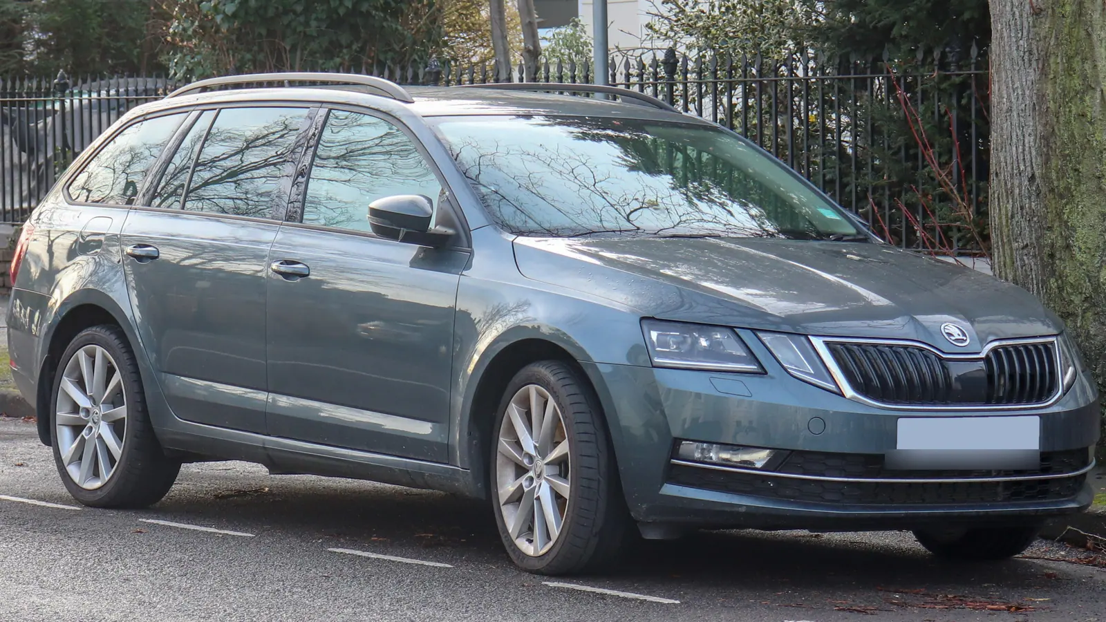 Skoda Octavia Combi grise de troisième génération restylée, version 2.0 TDI