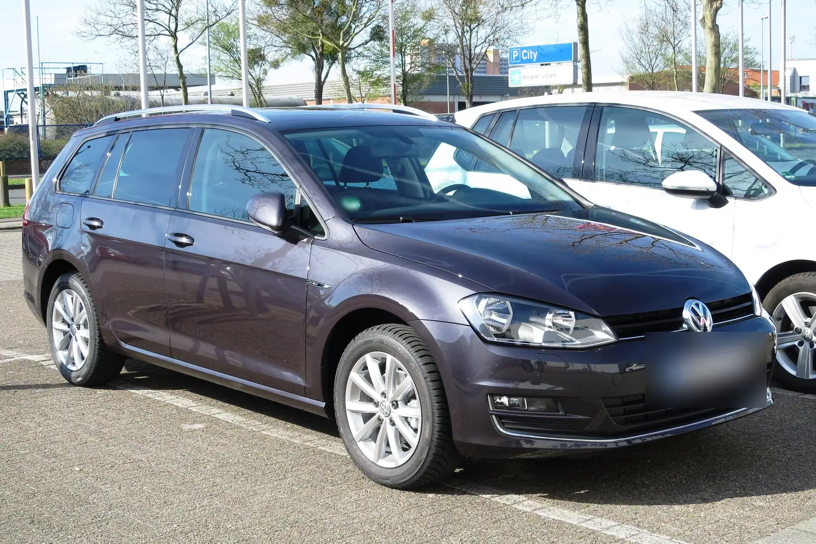 Volkswagen Golf Variant de septième génération garée dans une rue