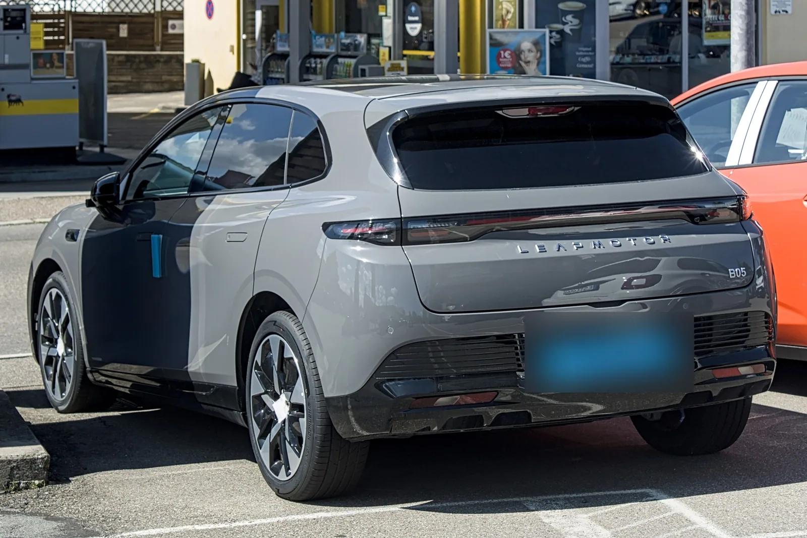 Leapmotor B05 grise vue de l’arrière sur un parking