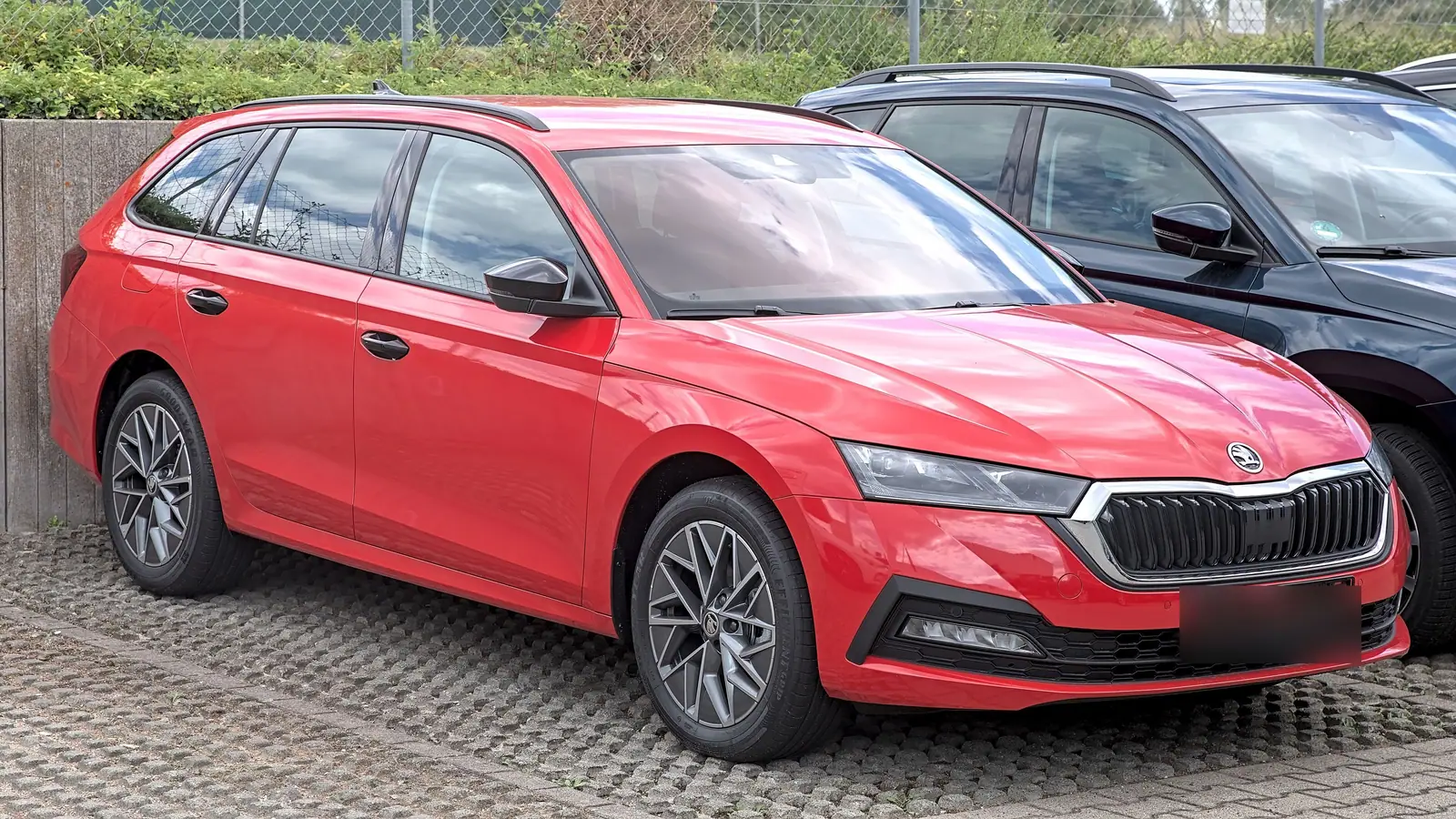 Skoda Octavia Combi rouge de quatrième génération sur un parking