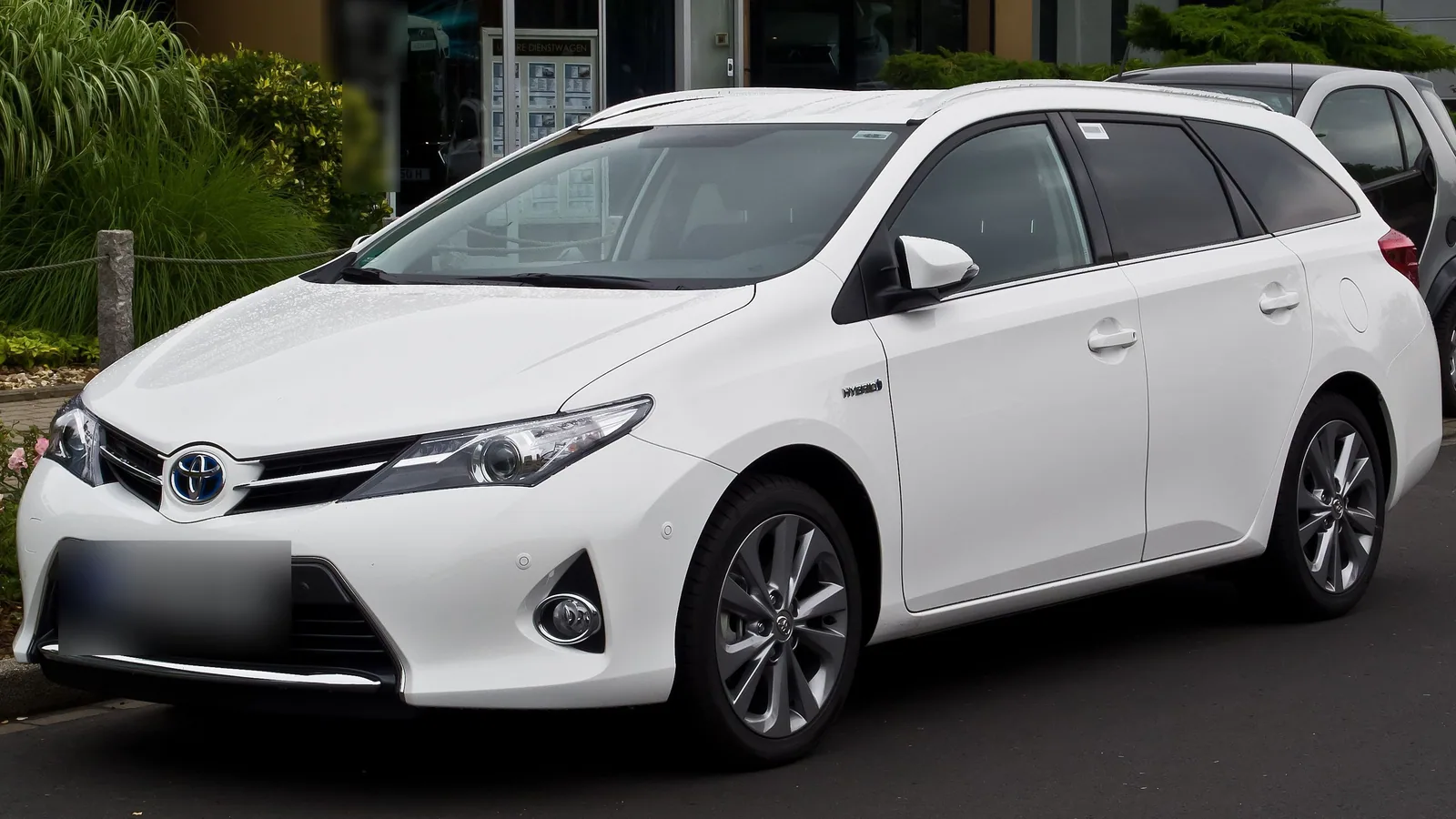 Toyota Auris Touring Sports hybride de deuxième génération garée dans une rue, vue de trois quarts avant