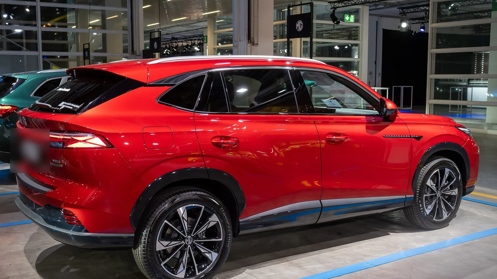 MG HS Hybrid+ exposée au salon Auto Zürich 2025
