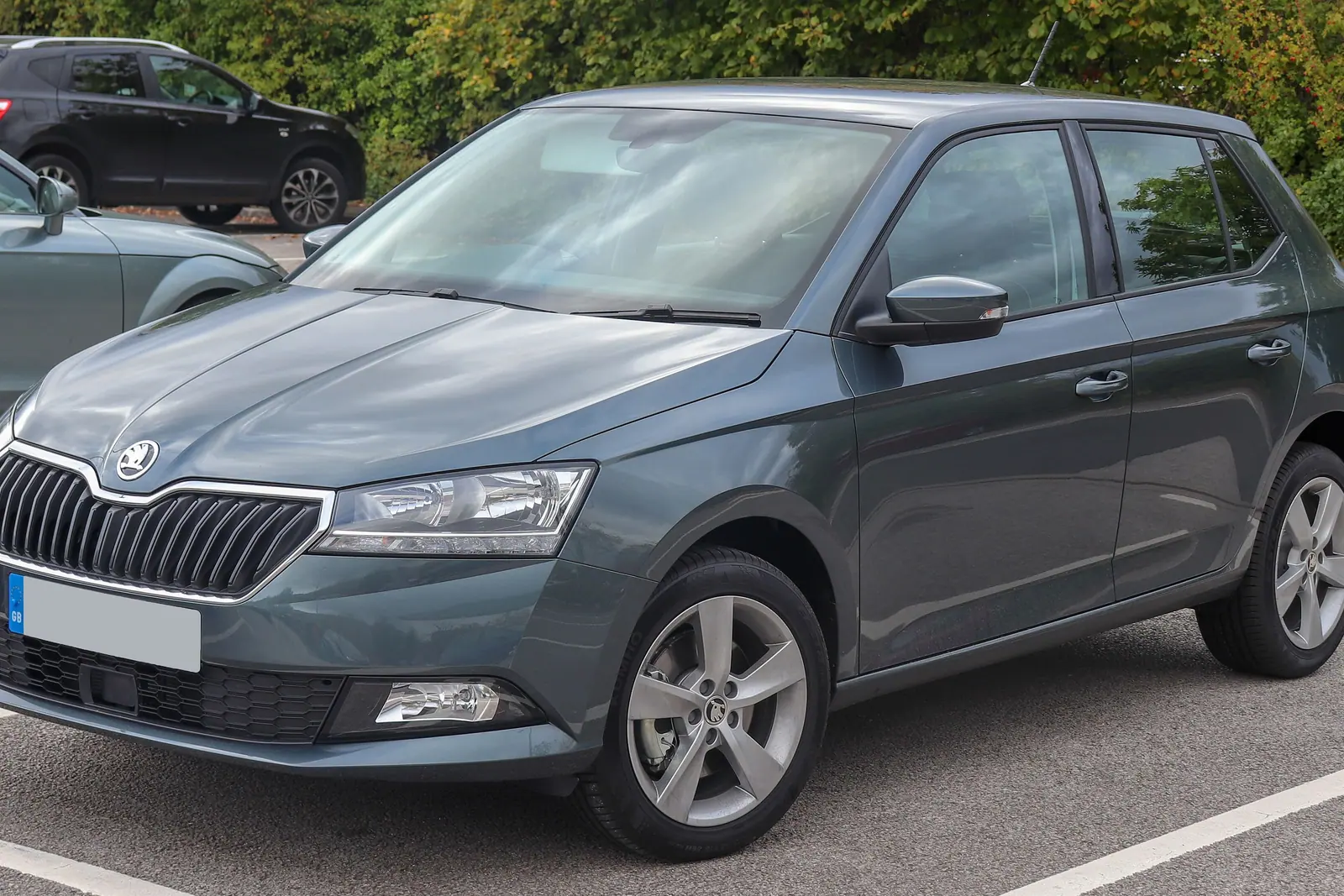 Skoda Fabia de troisième génération restylée garée, vue de trois quarts avant