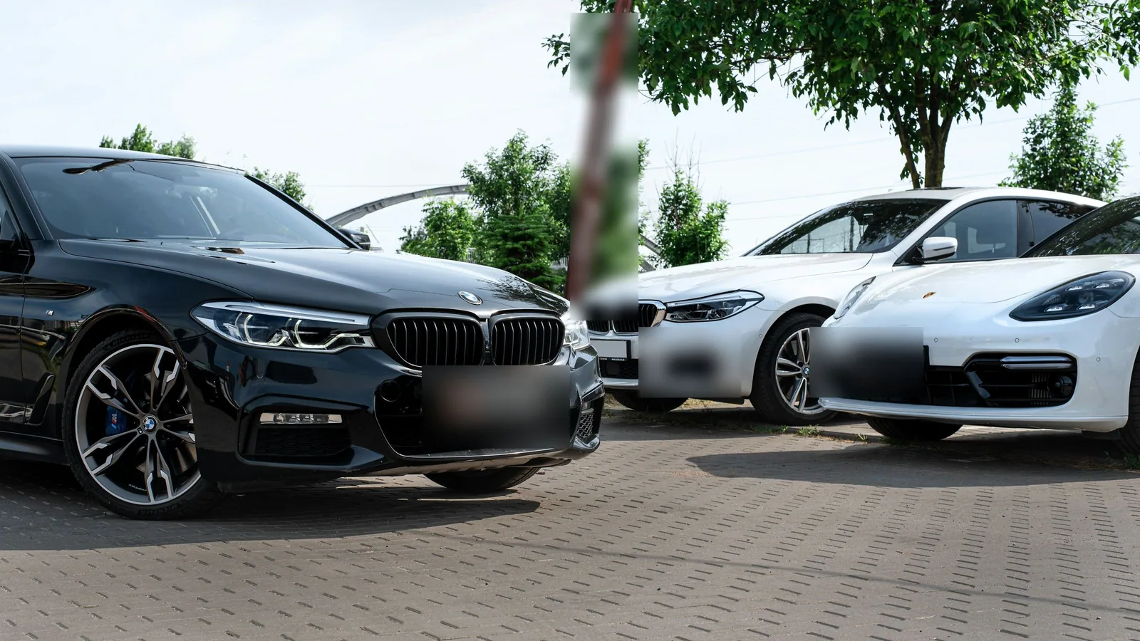 Berlines et coupés premium d’occasion alignés sur le parking pavé d’un revendeur