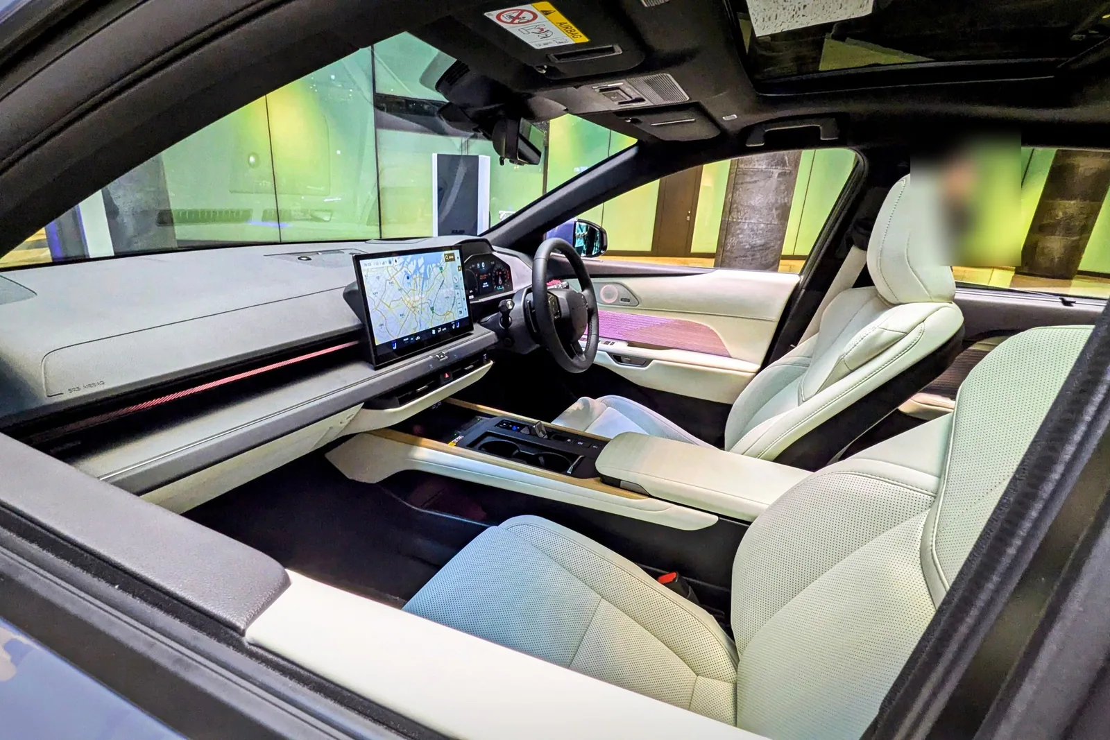 Intérieur de la Lexus ES 350e, planche de bord et sièges avant