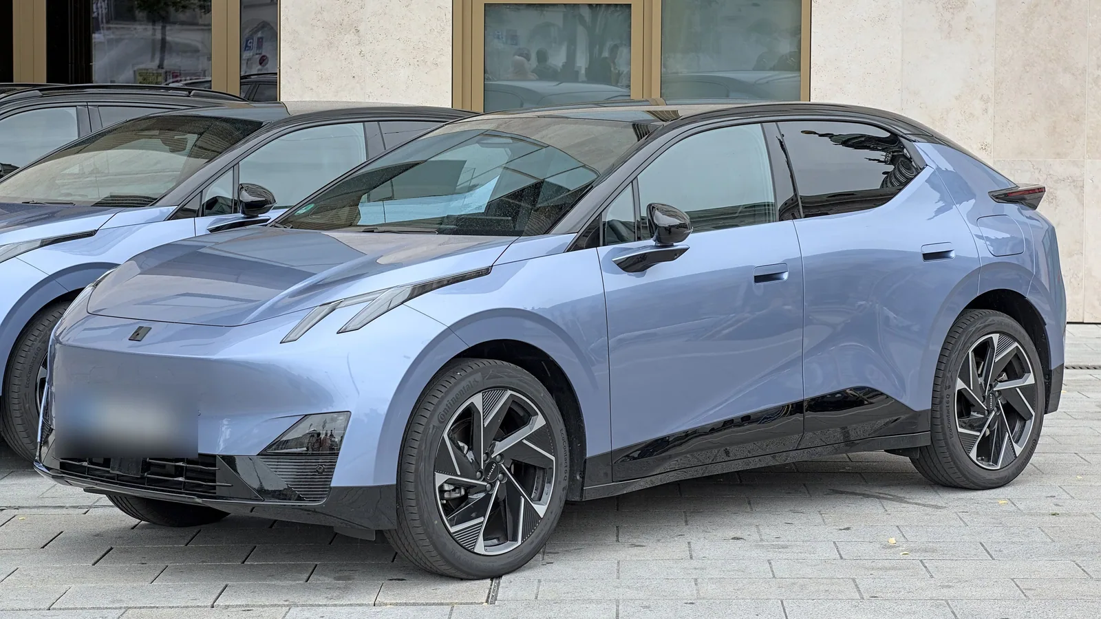 Lynk & Co 02 bleu clair exposé à l’IAA 2025, vue de trois quarts avant