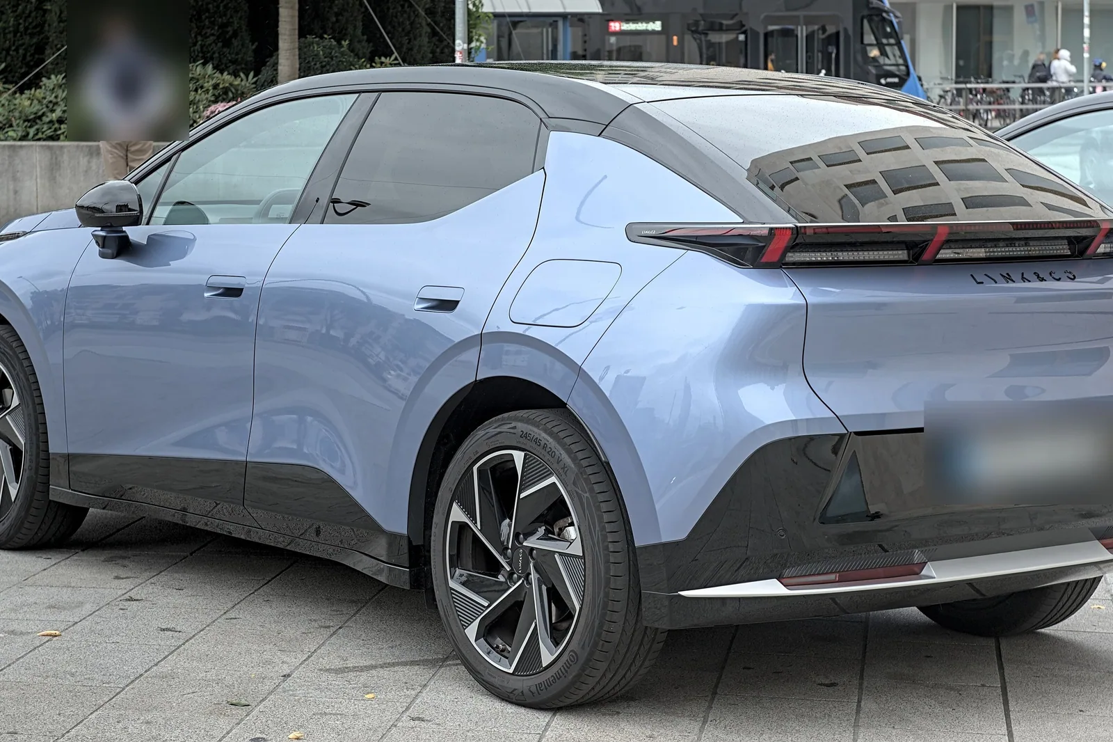 Lynk & Co 02 bleu clair vu de l’arrière