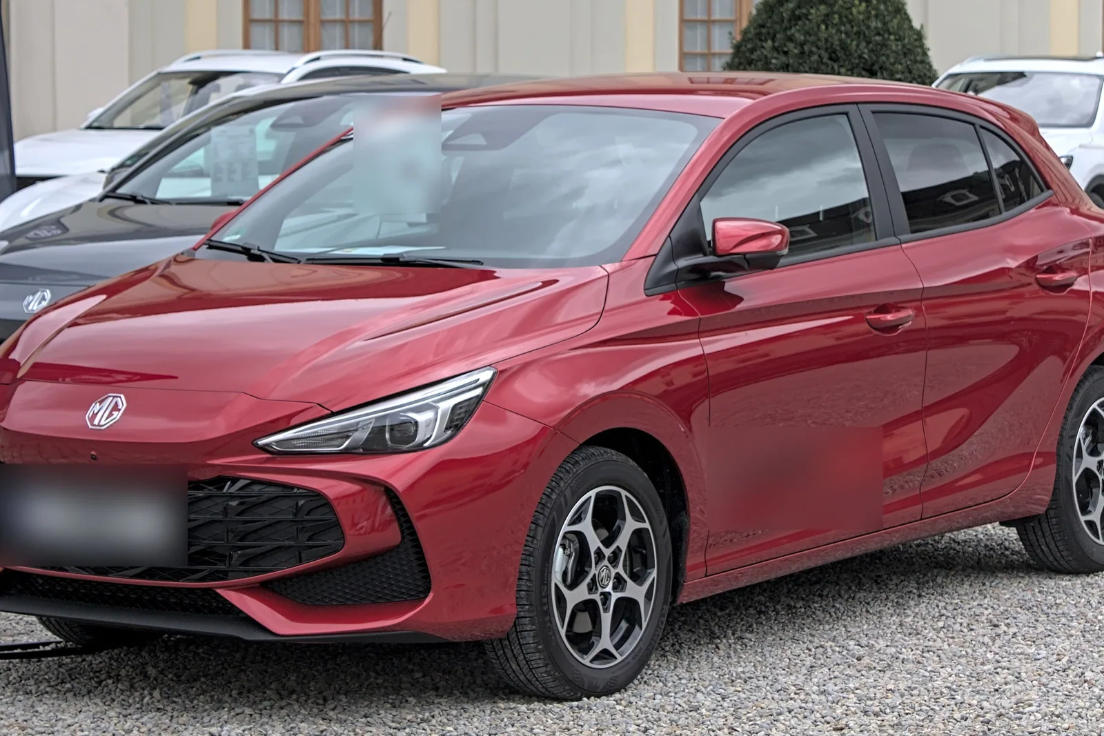 MG3 hybride de troisième génération exposée dans un salon automobile