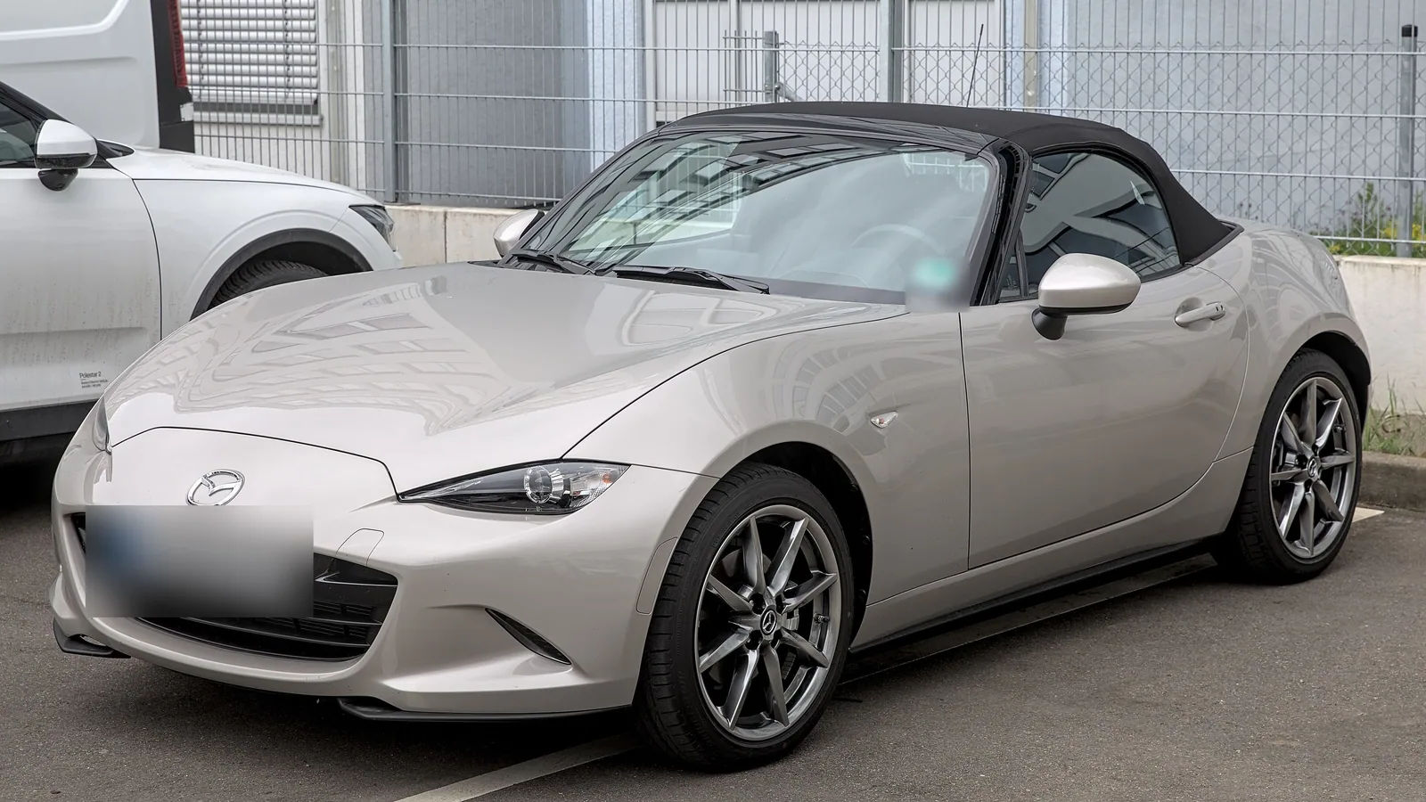 Mazda MX-5 roadster gris clair garée, capote fermée
