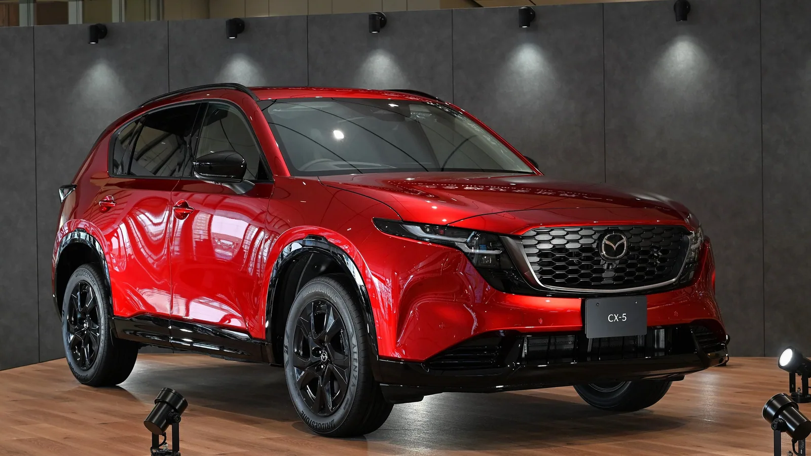 Mazda CX-5 de troisième génération rouge exposée dans un hall, vue de trois quarts avant