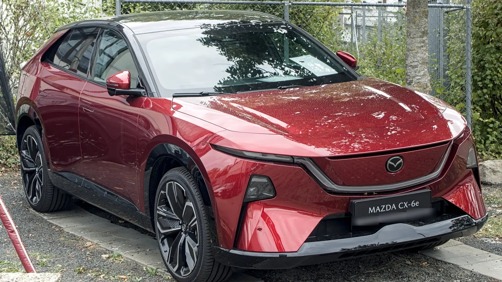Mazda CX-6e rouge garé, vue de trois quarts avant
