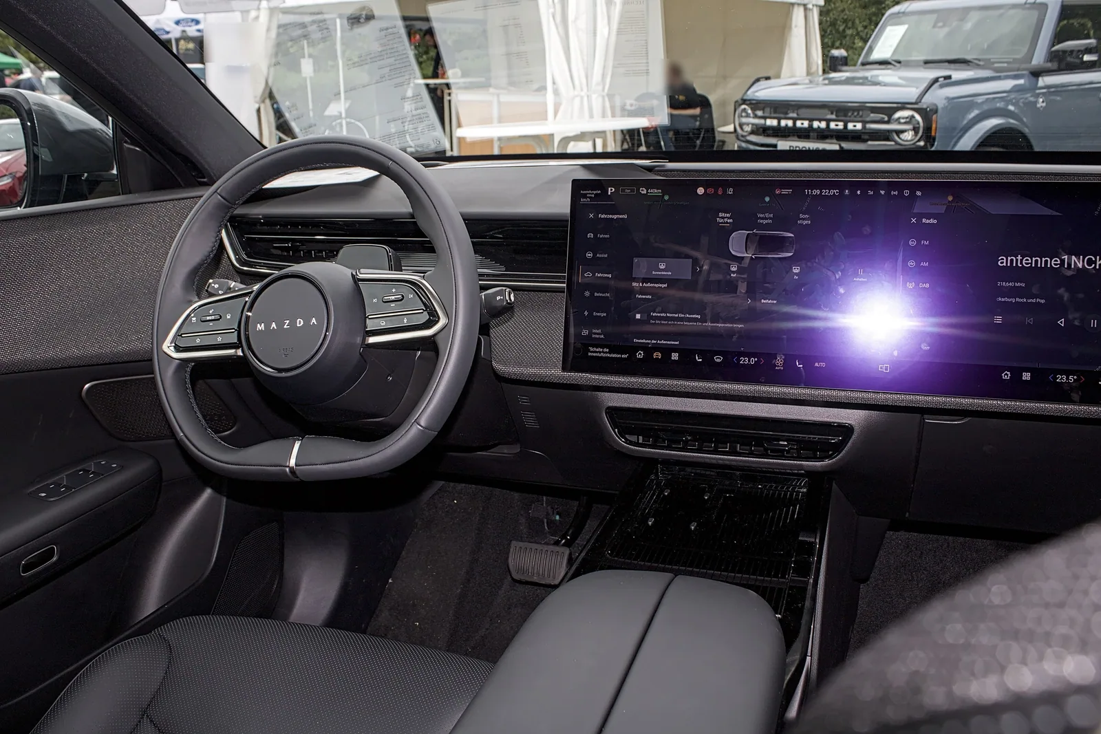 Planche de bord du Mazda CX-6e avec son très grand écran