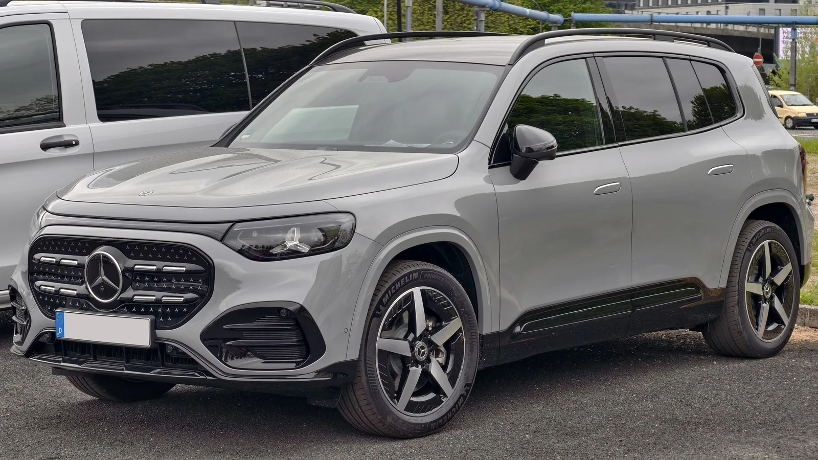 Mercedes-Benz GLB de deuxième génération gris clair, version électrique GLB 250+, vue de trois quarts avant