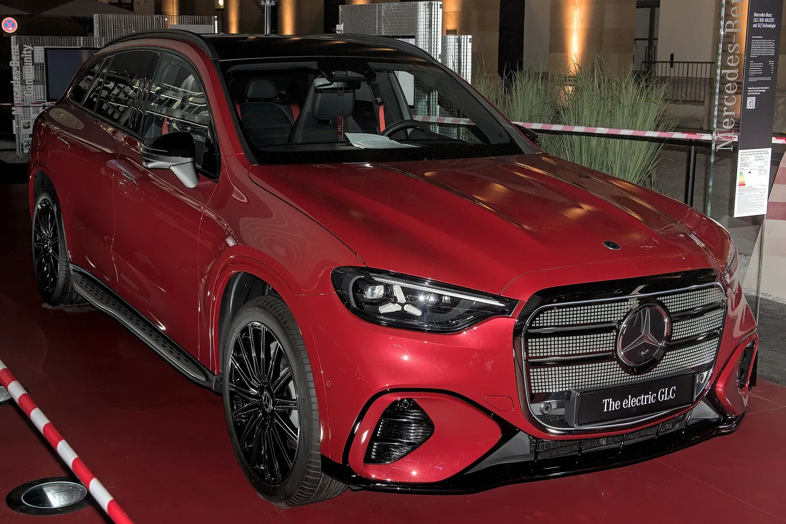 Mercedes-Benz GLC électrique rouge exposé à l’IAA 2025, calandre illuminée « The electric GLC »