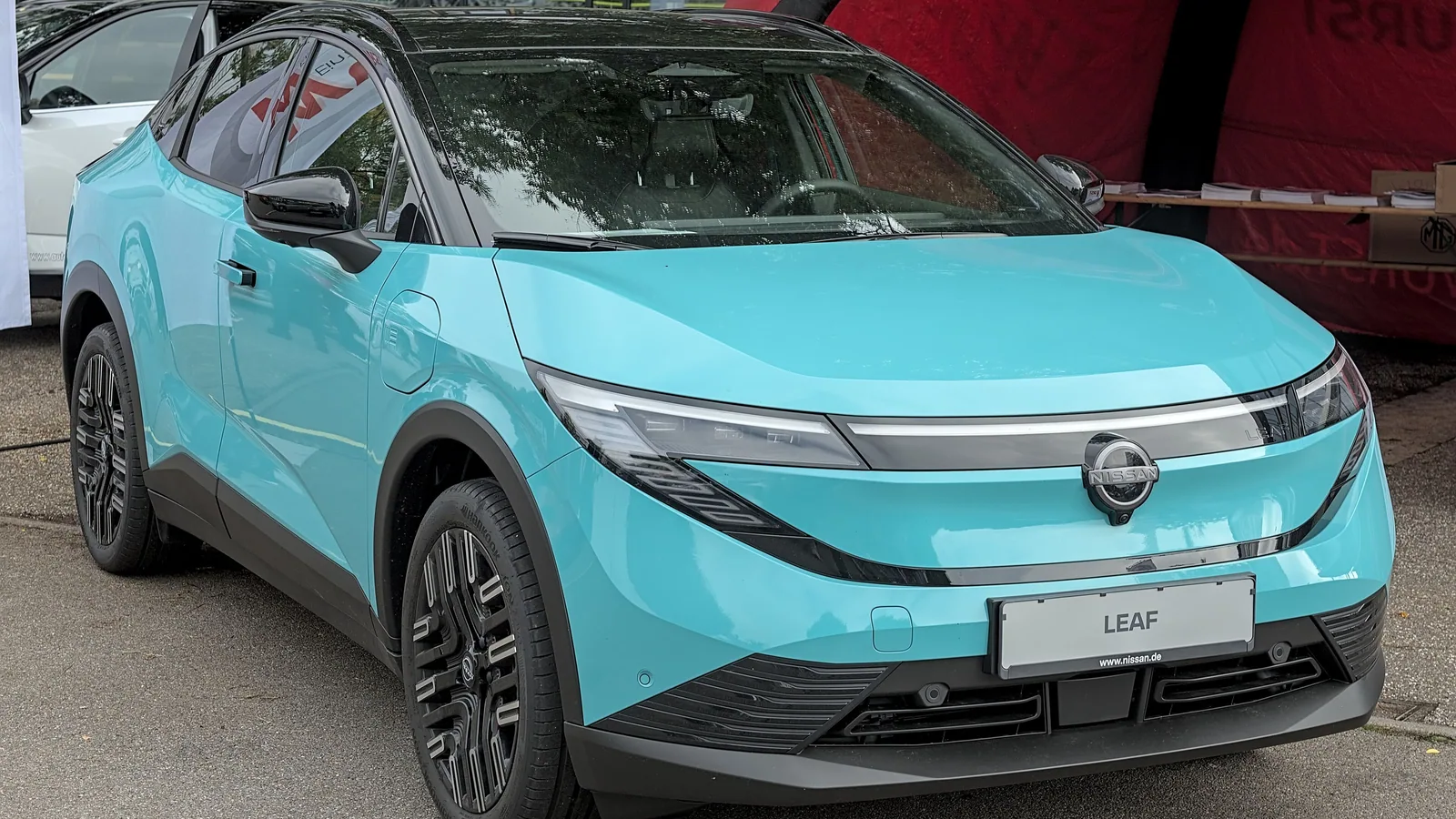 Nissan Leaf de troisième génération turquoise exposée, vue de face